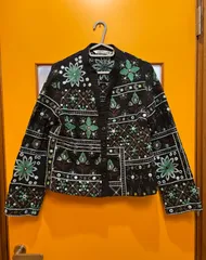 【H3-65】◇ ZARA　XSサイズ　刺繍ジャケット　黒色　総柄