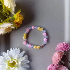 ハンドメイドビーズブレスレット／ピンク×イエロー×ブルー×フラワーチャーム／15cm／レディース