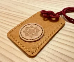 レザークラフト お守り ケース 袋 日本の家紋 ( 桔梗紋 組あい角に桔梗 ) 本革 ハンドメイド #74
