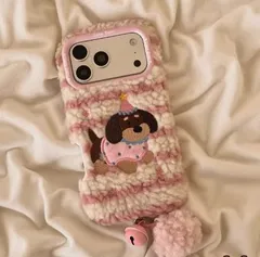 冬用ふわふわピンクストライプ刺繍犬チャーム付きiPhoneケース（iPhone 13/14/15/16/17 Pro Max対応）