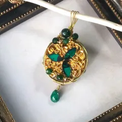 ヴィンテージガラスボタンと エメラルドとブルージェダイド(青翡翠)とグリーンアベンチュリンペンダントトップ  NO.160