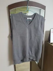 グレーカラー ニット ベスト 送料込み 15000円で出品