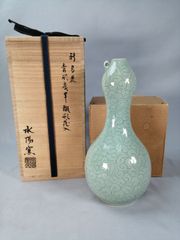 青磁 彫刻 双耳付 環耳 花瓶 花生 銘「圓山」逸品 共箱 - メルカリ