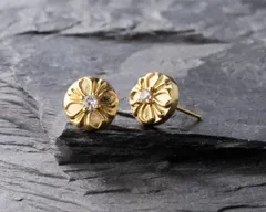 ゴールドフレアピアス ジルコニア付き 【片耳用】メンズ レディース ユニセックス スタッドピアス 金色 小ぶり 花モチーフ 上品 高見え キラキラ アクセサリー 誕生日 プレゼント ギフト 普段使い お洒落 人気 トレンド 95