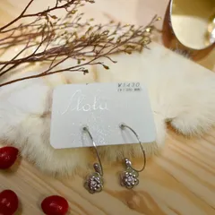 85●【訳あり】樹脂ポストフープデザインピアスぶらさがり/フラワーチャーム 付き大人かわいい シンプルおしゃれ85jpe-3