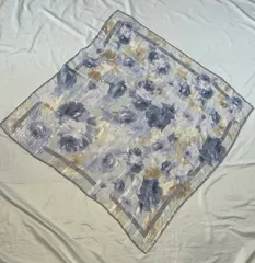 【220286】LANVIN COLLECTION ランバンコレクション  ショール　ストール　大判　薄手　透け感　花柄　シルク100％ ブルー系