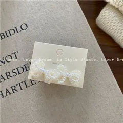 ホワイト ビーズ 三重 リボン モチーフ 両耳用 レディース ピアス 韓国アクセ プチプラ 大ぶりピアス ボリューム 存在感 シンプル 可愛い ガーリー 華やか フェミニン 日常使い デイリー  お呼ばれ