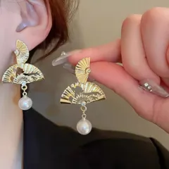 扇型 扇モチーフパール付き ゴールドピアス 両耳用 レディース 韓国アクセ プチプラ 高級感 高見え 大ぶり存在感 華やか エレガント ゴージャス エスニック 中華風 揺れるピアス