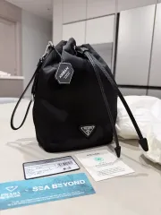 昨日購入) PRADA プラダ リナイロン ドローストリング ポーチ ブラック 出品