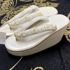 草履　こっぽり　桜ホワイト　草履白　厚底　金桜　厚底草履　鼻緒白　鼻緒レース　刺繍 エナメル  桜ホワイト　アイボリー　レトロ　ヒール草履　白金　振袖用　成人式　卒業式 女性　入学式　フォーマル　卒業式 袴　結婚式　 礼装　晴れの日　ママ振袖　レディース　F