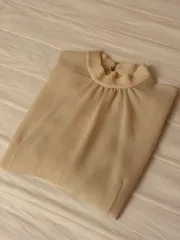 アイボリー ブラウス シャーリングネック デザイン