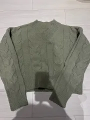 ケーブル編みVネック グリーン ニット