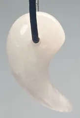 淡いピンク水晶(ローズクォーツ)勾玉気運上昇御守りペンダントネックレスになります