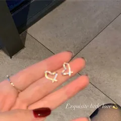 羽モチーフ　ゴールドピアス　キラキラ　ラインストーン　カジュアル　シンプル　ワンポイント　韓国風　天使の羽両耳用