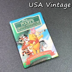 缶 バッジ　アメリカ　輸入雑貨　ビンテージ　53×82 mm　『 クマのプーさん　大冒険　 』　当時物　　ヴィンテージ　バッチ　ピンバッチ　※　ノベルティー 　アドバタイジング　レトロ　昭和　( BAT1240 )