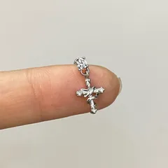 十字架　クロスデザイン　シルバーピアス　片耳用　キラキラストーン　上品　揺れるチャーム　y2k　サブカル風　韓国風