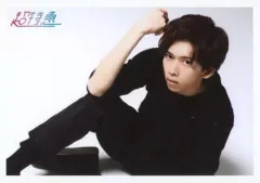 【中古】生写真(男性) 超特急/リョウガ(船津稜雅)/横型・膝上・衣装黒・座り・左向き・右手上げ・背景白/「BULLET TRAIN 2018 SUMMER GOODS」生写真 第52弾