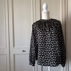 18 UNTITLED アンタイトル 花柄　ブラウス シャツ トップス　レディース　blouse　shirt　Tops　ladies 黒　白 お呼ばれ　デート　オフィスカジュアル　食事会　可愛い　お出かけ　上品　長袖