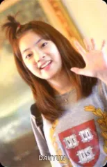 【中古】コレクションカード(女性) TWICE/ダヒョン/ピンクカード(裏面ピンク)(幼少期)/上半身・衣装グレー・左手パー/CD「THE STORY BEGINS」特典トレカ