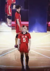 【中古】生写真(男性) 永田崇人(孤爪研磨)・近藤頌利(黒尾鉄朗)/ライブフォト・全身・キャラクターショット・2Lサイズ/ハイパープロジェクション演劇「ハイキュー!!」サマーウィーク!～怒濤の応援上映6連戦!+ハイキュー!!の日イベント～ “はじまりの巨人” 