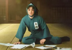 【中古】生写真(男性) 輝山立(小松田秀作)/横型・キャラクターショット/「ミュージカル『忍たま乱太郎』第14弾再演 五年生!対 六年生! ～お宝を探し出せ!!～」大阪公演S席限定 特典ブロマイド