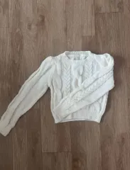 白 クロップド ケーブル編み ニット