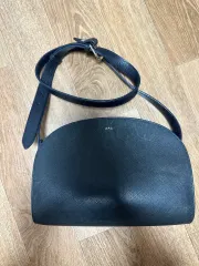 A.P.C. アペセ ハーフムーンバッグ