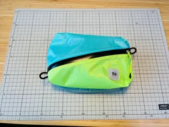 ボックスポーチM ななめジッパー リップストップナイロン（ネオンイエロー／ターコイズ／グレー）