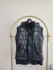 アディダス フード ダウン ベスト ブラック