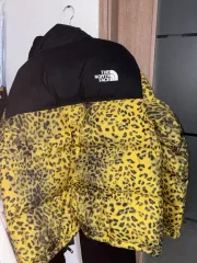THE NORTH FACE ホワイトラベル ノベルティ Nuptse(ヌプシ) ダウンジャケット プリント GOLD