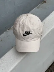 NIKE ロゴ アイボリー ベースボールキャップ 帽子