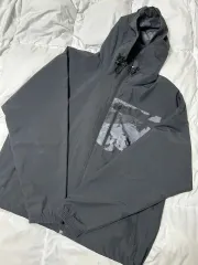 アディダス カモ ウィンドブレーカー