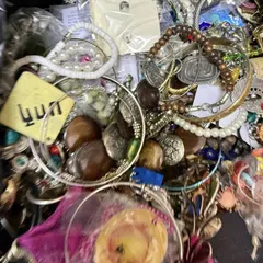 【C】9.5kg アクセサリー まとめ売り ネックレス 指輪 ブローチ リング ジュエリー コスチューム ジャンク まとめ セット 卸売 大量 リメイク まとめて 遺品整理 イミテーション コスチューム ジャンク 現状 金属 メッキ バングル 個 点 Q753