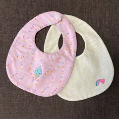 【全手縫い】刺繍入りスタイ　2枚セット　リバーシブル