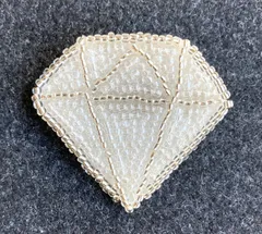 ダイヤモンド型　ビーズ刺繍　ブローチ