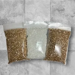 【シードビーズ　竹ビーズ 3袋セット売り】　100ｇ×3袋　長さ2mm前後　グラスビーズ　ハンドメイド　アクセサリーパーツ