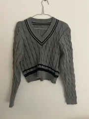 Vネック ケーブルニット グレー