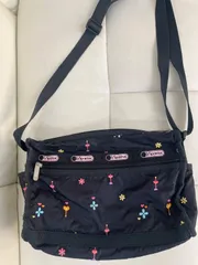 送料無料！！LeSportsac レスポートサック　レディースポシェット　旅行用ポーチバッグ　黒フラワー刺繍　#80212MOML3