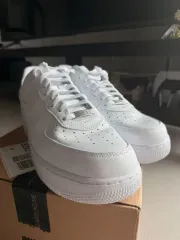 ナイキ x シュプリーム エアフォース 1 ロー 白