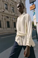 極美品ZARA(ザラ)エクリュサテンシャツブラウス