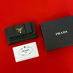 ほぼ未使用 箱付き PRADA プラダ ロゴ 金具 リボン モチーフ サフィアーノ レザー 本革 キーケース キーカバー ブラック 黒 17606