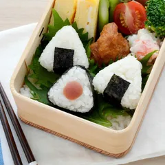 おにぎり型 海苔カッター ミニ 三角 さんかくこにぎりmini×2 弁当グッズ （ おむすび型 こむすび おにぎり おむすび 一口サイズ 押し型 幼稚園 保育園 小学校 キッズ 子供 簡単 子供用 お弁当グッズ キッチンツール キッチン ）