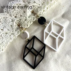21408ヴィンテージ 個性派さんへ！立方体ラインデザインの白黒アシメゆらゆらイヤリング