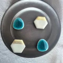 495.貫入エメラルドとエクリュバイカラー美濃焼ピアス（イヤリング可）