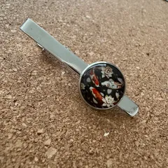 t261　【優雅に泳ぐ錦鯉】蓮の花と和の彩り  タイピン ネクタイピン