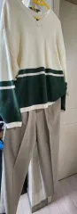 アイボリー/グリーン Vネック ニット + ベージュ ズボン