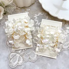 大ぶり ボリューム花びら ホワイトorオーロラ《ピアス/イヤリング》