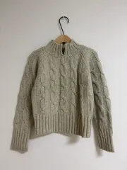 ケーブル編みニットセーター