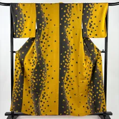 【美品】 小紋 身丈158.5cm 裄丈66.5cm M 袷 楓 シルエット 金彩 山吹茶色 正絹 名品 【中古】