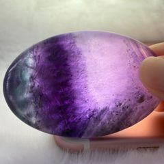 天然石　ディープパープルローズクォーツ　パーム　握り石　台座付き⭐️2430 天然石 ディープパープルローズクォーツ パーム 握り石 台座付き